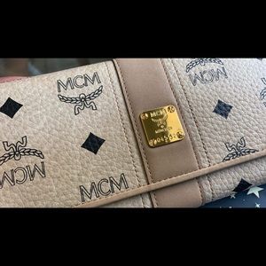 I’m selling my brand new MCM wallet never used.